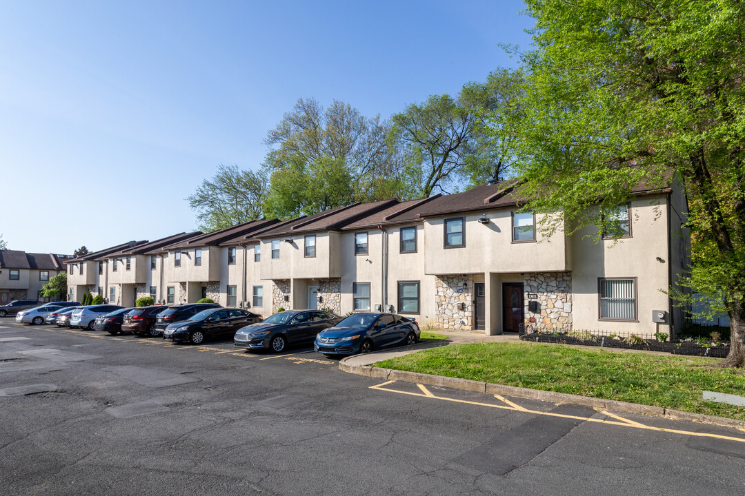 Crofton Place Condos in Philadelphia, PA - Foto de edificio