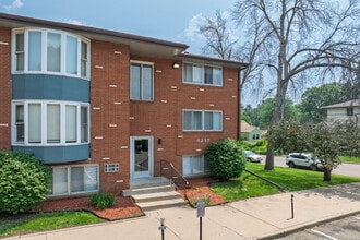 Richfield Square Apartments in Richfield, MN - Foto de edificio - Building Photo