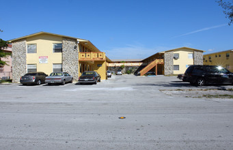 1105 W 76th St in Hialeah, FL - Foto de edificio - Building Photo