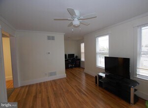 35 East Ave-Unit -APT 1 in Woodstown, NJ - Foto de edificio - Building Photo