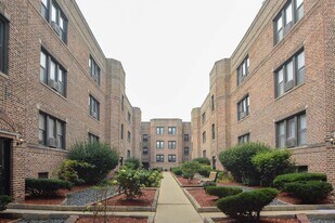 3733 N Pine Grove Ave in Chicago, IL - Building Photo