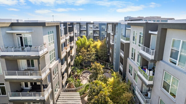Stadium House Apartments in Anaheim, CA - Foto de edificio - Building Photo