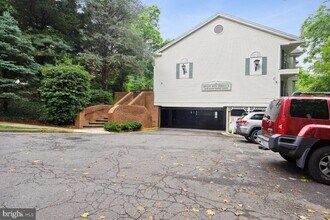 2050 N Calvert St-Unit -405 in Arlington, VA - Building Photo - Building Photo