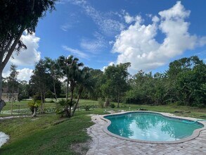 12816 67th St N in West Palm Beach, FL - Foto de edificio - Building Photo