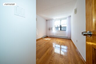 220 Manhattan Ave in New York, NY - Building Photo - Building Photo