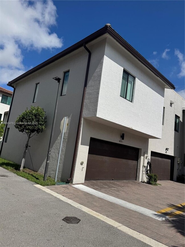 4693 NW 83rd Pl in Doral, FL - Building Photo - Building Photo