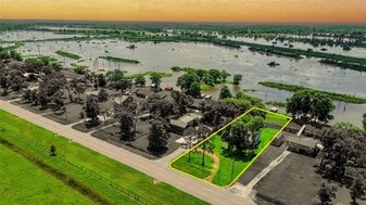 29723 County Rd 25 in Damon, TX - Building Photo