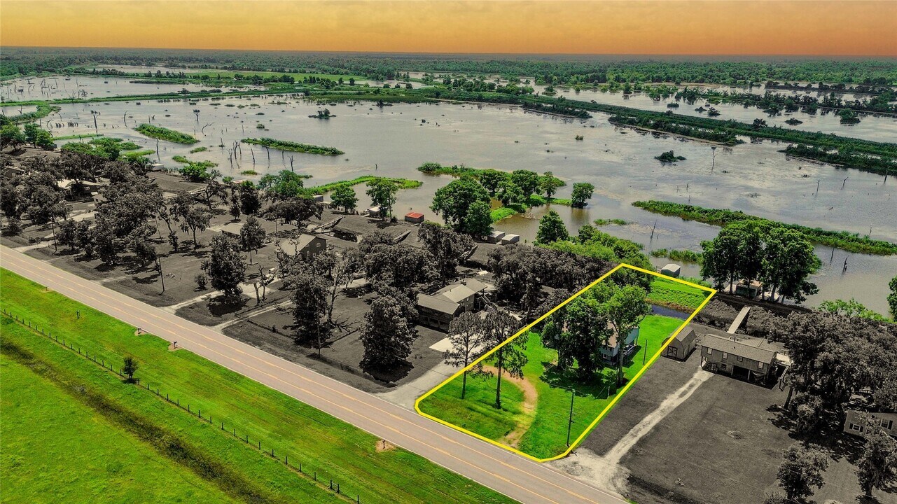 29723 County Rd 25 in Damon, TX - Building Photo