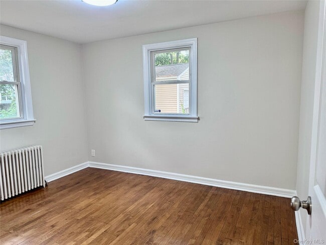 7 W Oak St in Islip, NY - Building Photo - Building Photo