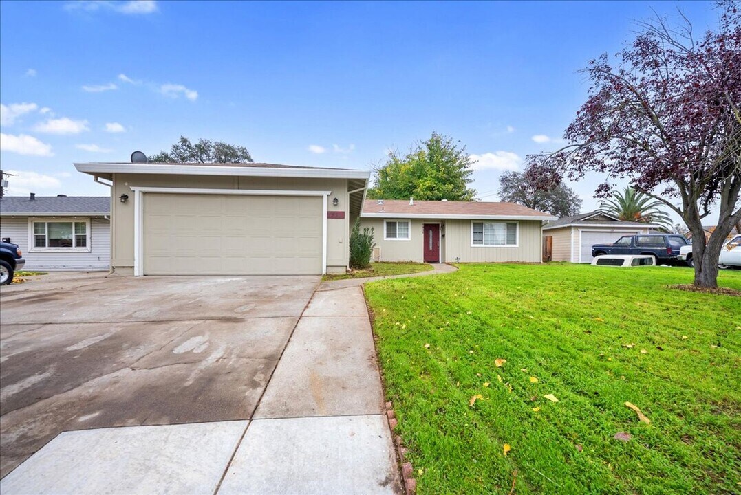 6936 Franela Way in Citrus Heights, CA - Foto de edificio