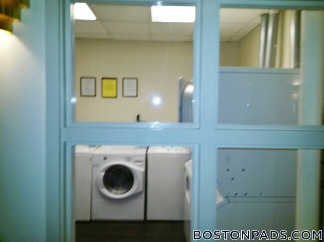 833 Beacon St, Unit 403 in Boston, MA - Building Photo - Building Photo