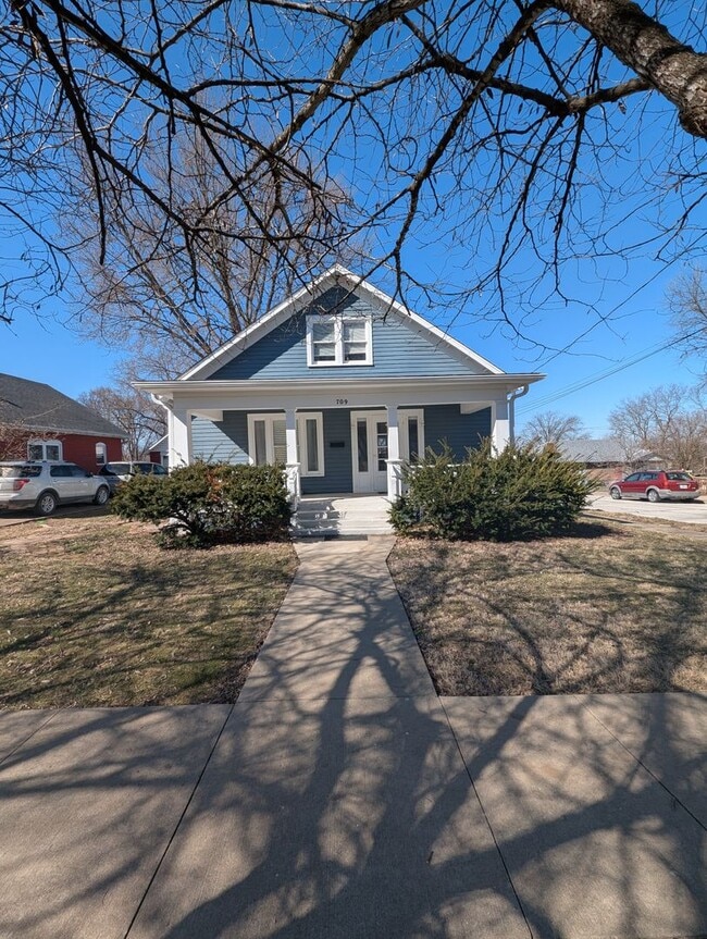 709 Pendleton Ave in Boonville, MO - Foto de edificio - Building Photo