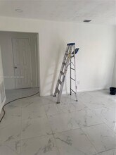 573 NW 113th St in Miami, FL - Foto de edificio - Building Photo