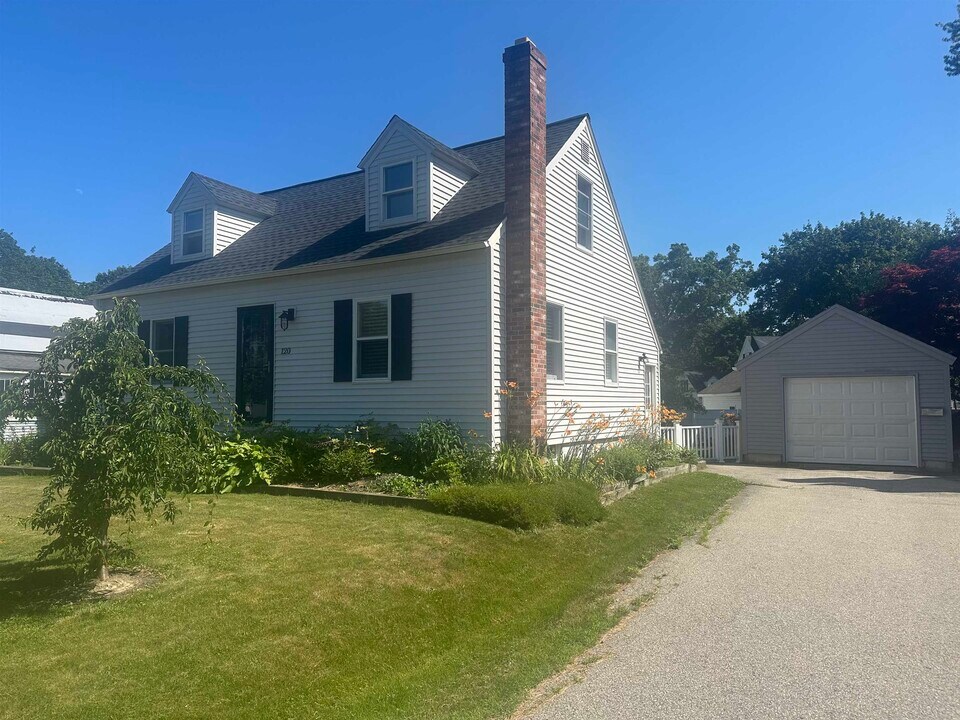 120 Leach Rd in Eliot, ME - Building Photo