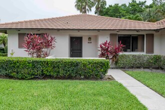 829 Club Dr in Palm Beach Gardens, FL - Building Photo - Building Photo