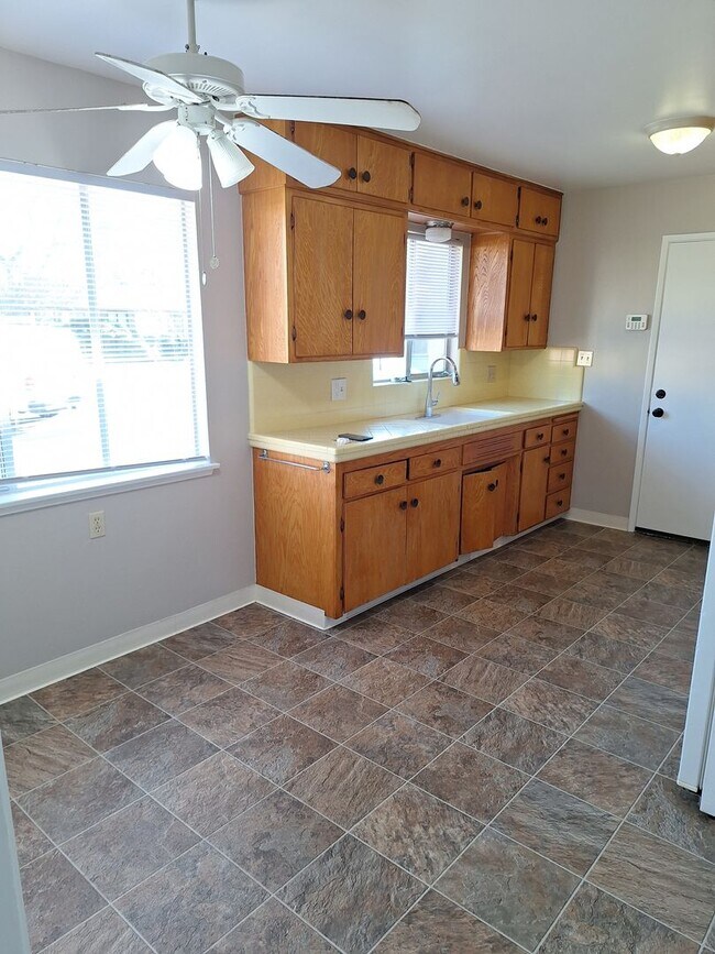 128 Baxter Ave in Sacramento, CA - Building Photo - Building Photo