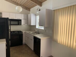 2493 1/2 S Barrington Ave, Unit 2493 1/2 in Los Angeles, CA - Building Photo - Building Photo