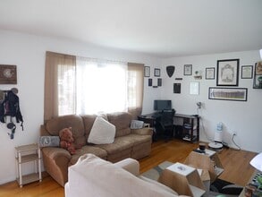 897 Laurie Ln in Glen Burnie, MD - Building Photo - Building Photo