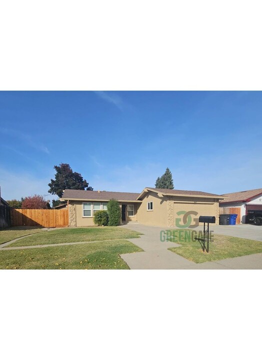 2413 Riedel Way in Modesto, CA - Building Photo