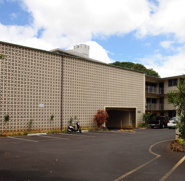 Moiliili Gardens in Honolulu, HI - Building Photo - Building Photo