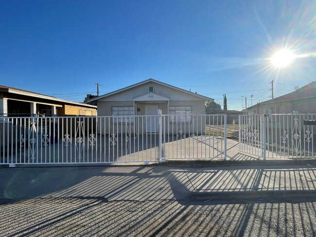 130 Locust St in El Paso, TX - Foto de edificio - Building Photo