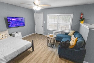 7813 Detroit St in Houston, TX - Building Photo