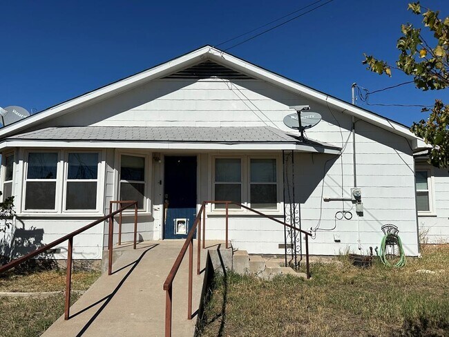1600 Crenshaw Dr in McCamey, TX - Building Photo - Building Photo
