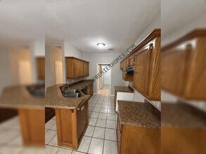 325 W Strasburg Way in Mustang, OK - Building Photo - Building Photo