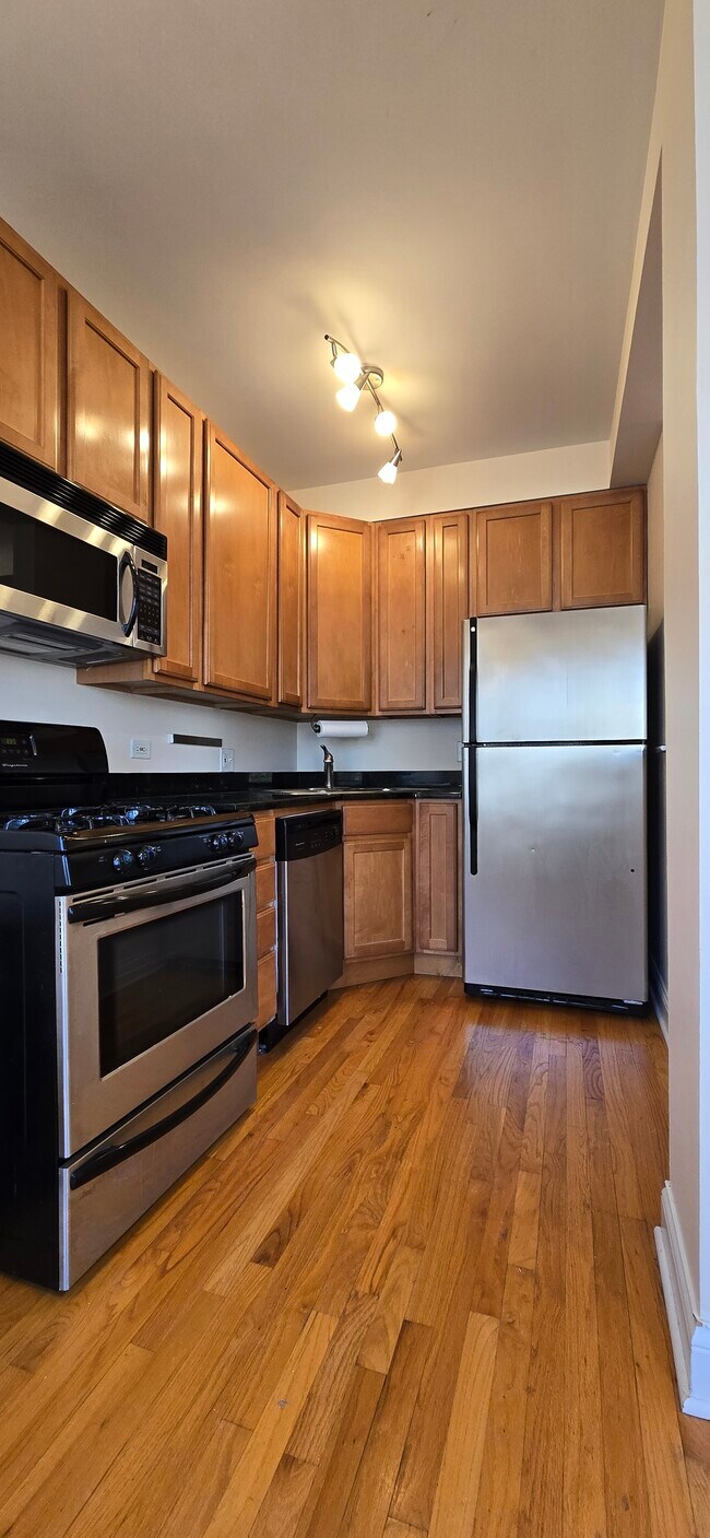 6812 N Wayne Ave, Unit 2B in Chicago, IL - Foto de edificio - Building Photo