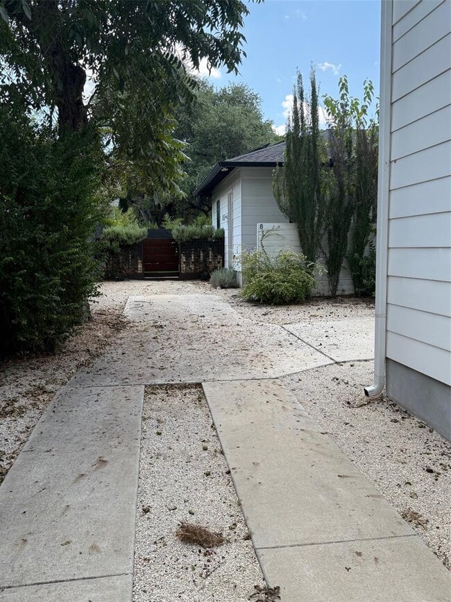 property at 905 W Johanna St