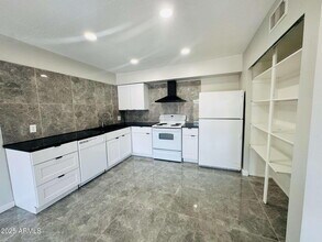 2675 E Silk Oak Dr in Tempe, AZ - Building Photo - Building Photo