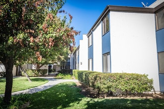 Claremont Park in Claremont, CA - Foto de edificio - Building Photo