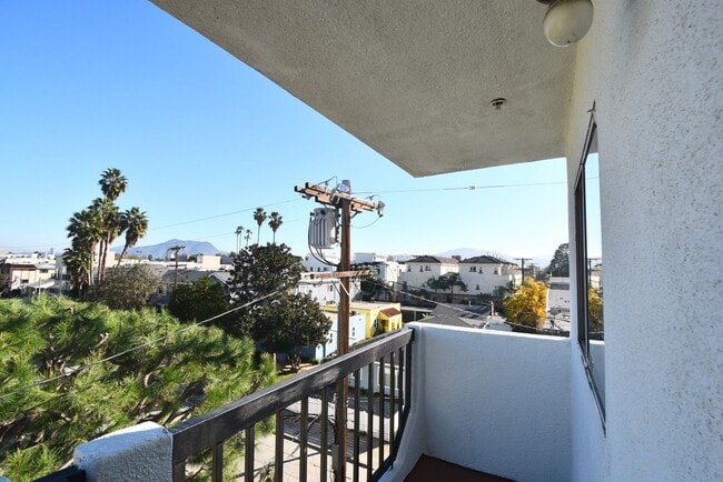 5002 Tujunga Ave, Unit 303 in Los Angeles, CA - Building Photo - Building Photo