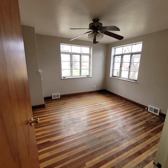 4235 Chester Dr, Unit 1 in Boardman, OH - Foto de edificio - Building Photo