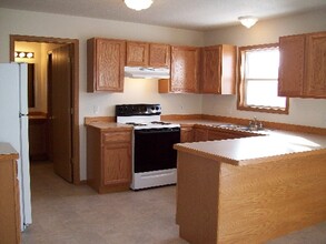 Woodland Creek Townhomes - Saginaw, MI in Saginaw, MI - Building Photo - Building Photo