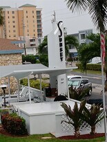 1110 N Riverside Dr in Pompano Beach, FL - Building Photo