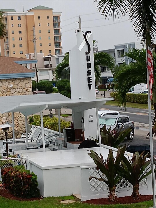 1110 N Riverside Dr in Pompano Beach, FL - Building Photo