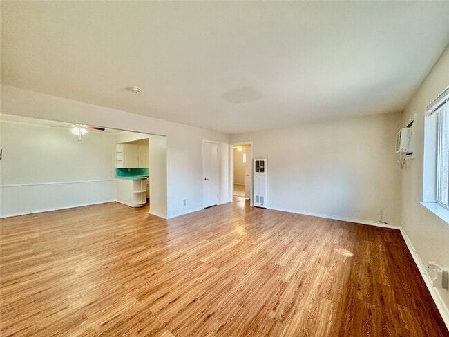 5717 McCommas Blvd in Dallas, TX - Foto de edificio - Building Photo