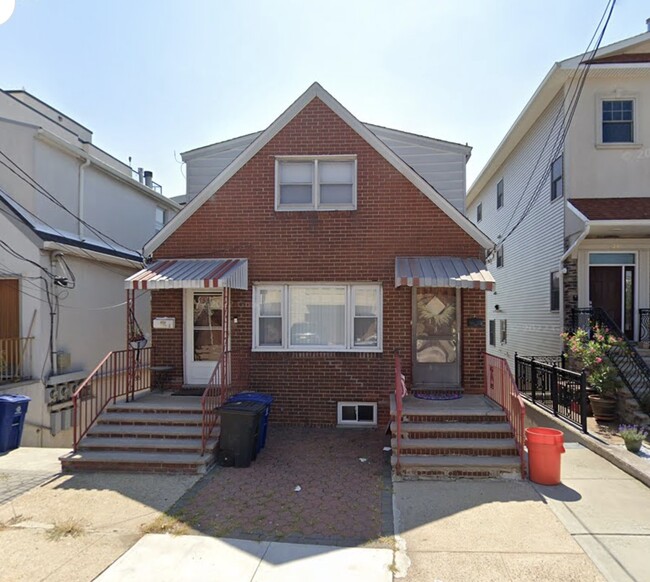 130 Pine St, Unit 2 in Cliffside Park, NJ - Building Photo - Building Photo