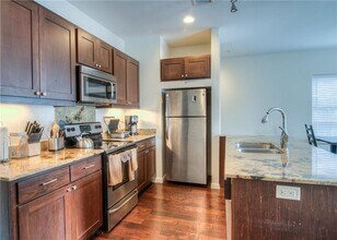 2710 San Pedro St, Unit 101 in Austin, TX - Foto de edificio - Building Photo