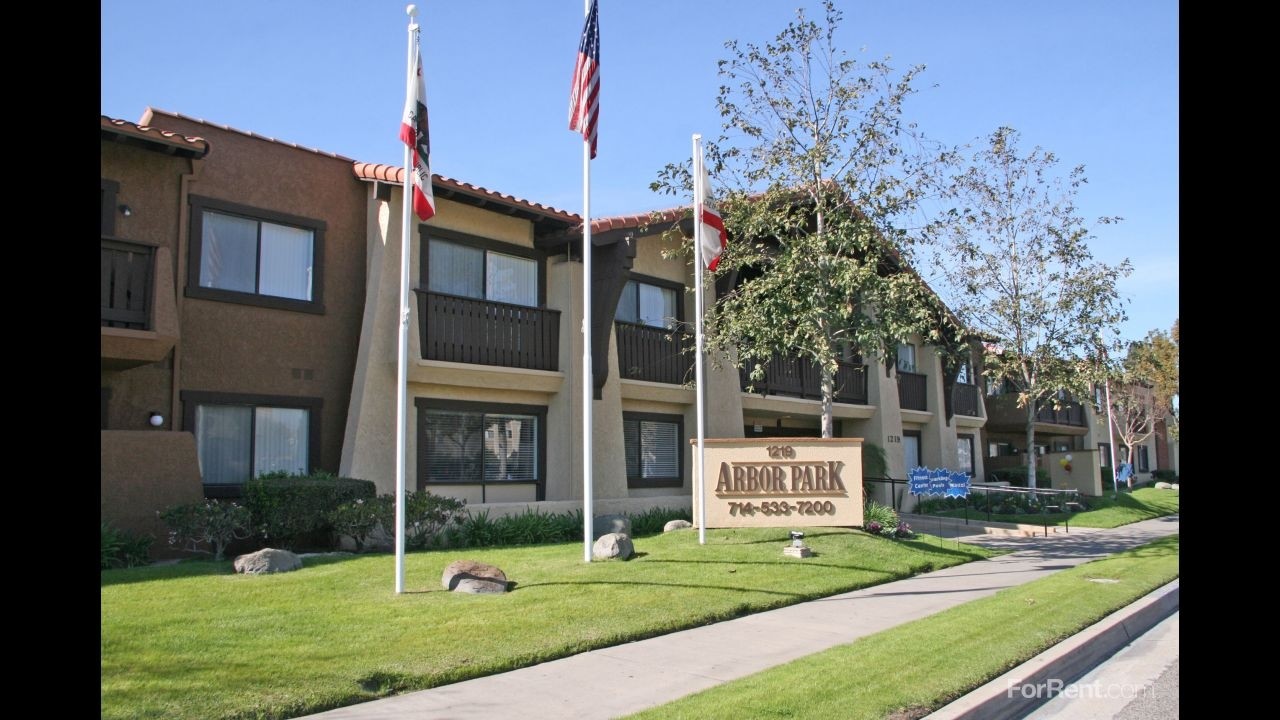 156 Arbor Park Apartments in Anaheim, CA - Building Photo