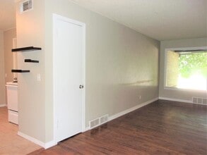 1612 Downing St in The Village, OK - Building Photo - Building Photo