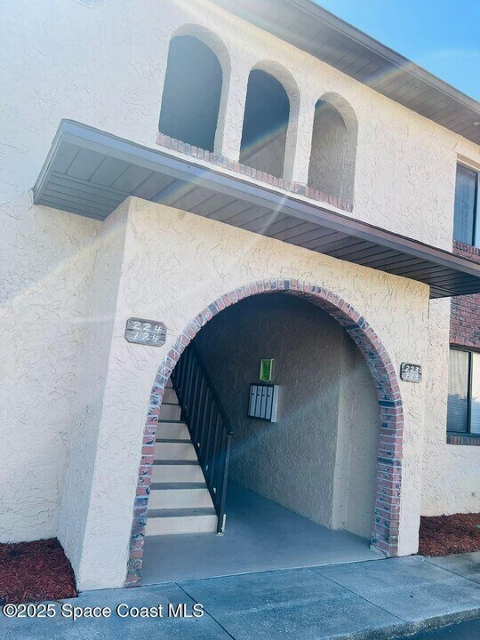 100 San Paulo Cir in West Melbourne, FL - Building Photo