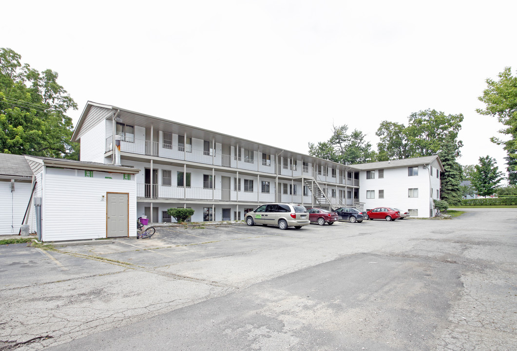 Lakeside Apartments in Lake Orion, MI - Building Photo