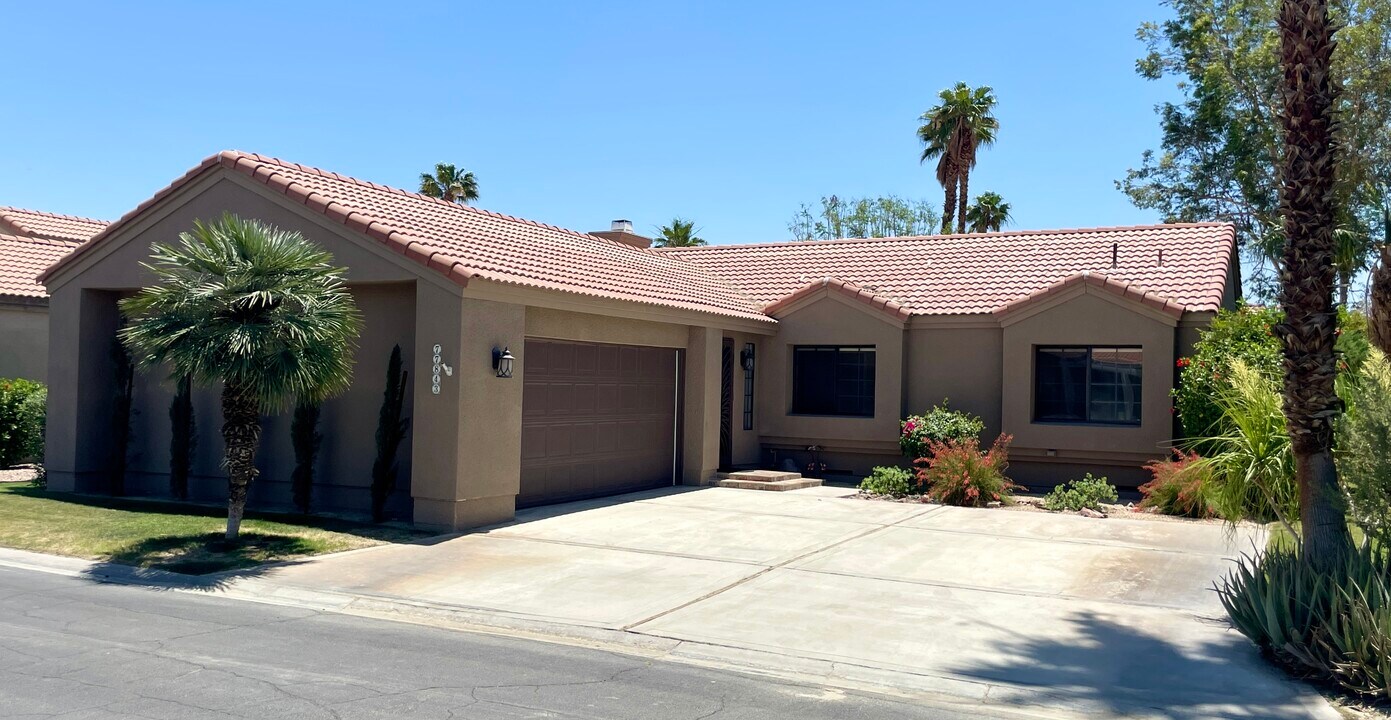77843 Sunnybrook Dr in Palm Desert, CA - Foto de edificio