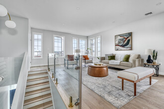 437 Chelsea St in Boston, MA - Building Photo - Interior Photo