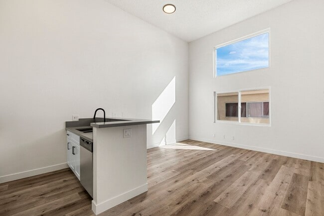 Berendo in Los Angeles, CA - Building Photo - Building Photo