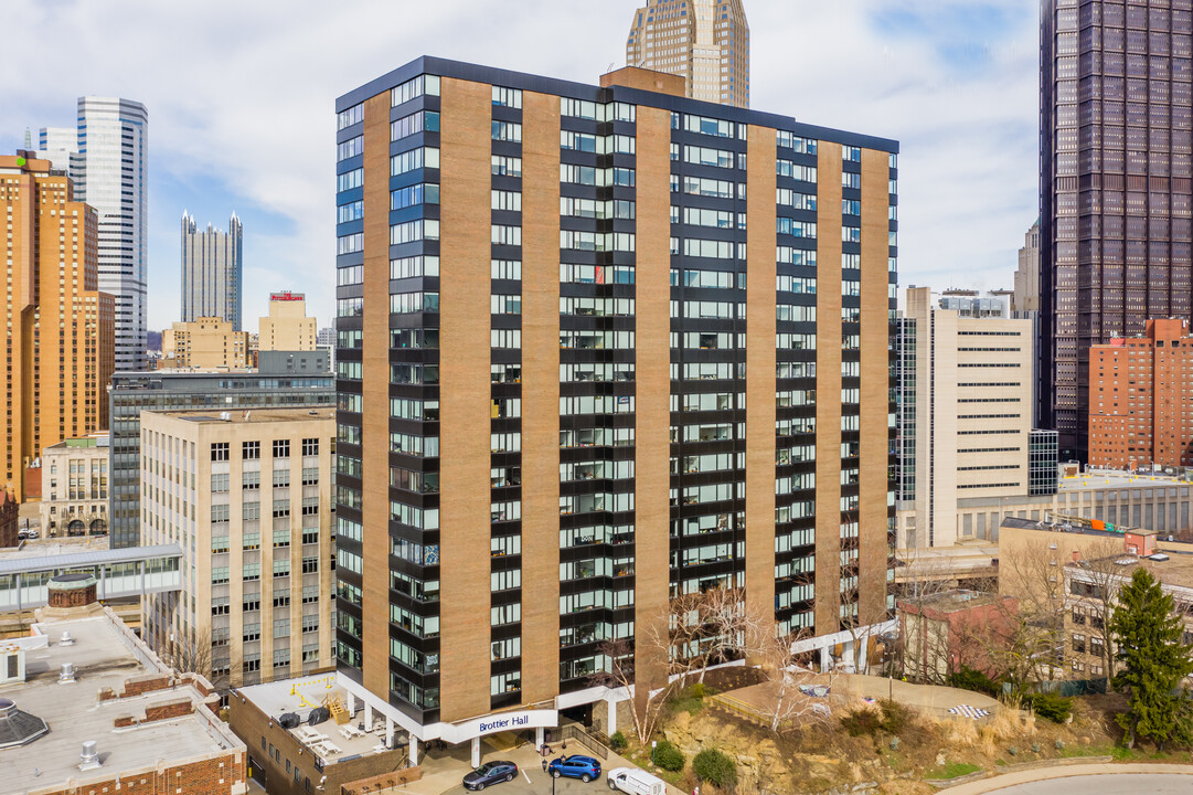 Brottier Hall in Pittsburgh, PA - Foto de edificio