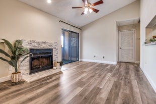 1310 Harwell Dr, Unit 4721 in Arlington, TX - Building Photo