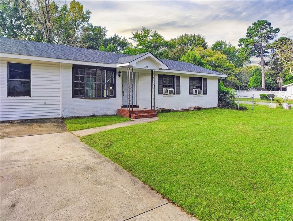 319 Sarah Dr in Warner Robins, GA - Building Photo